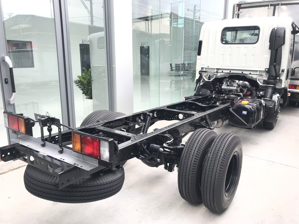 gia-xe-tai-isuzu-qkr-sat-si