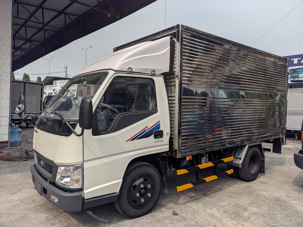 gia-xe-tai-iz250