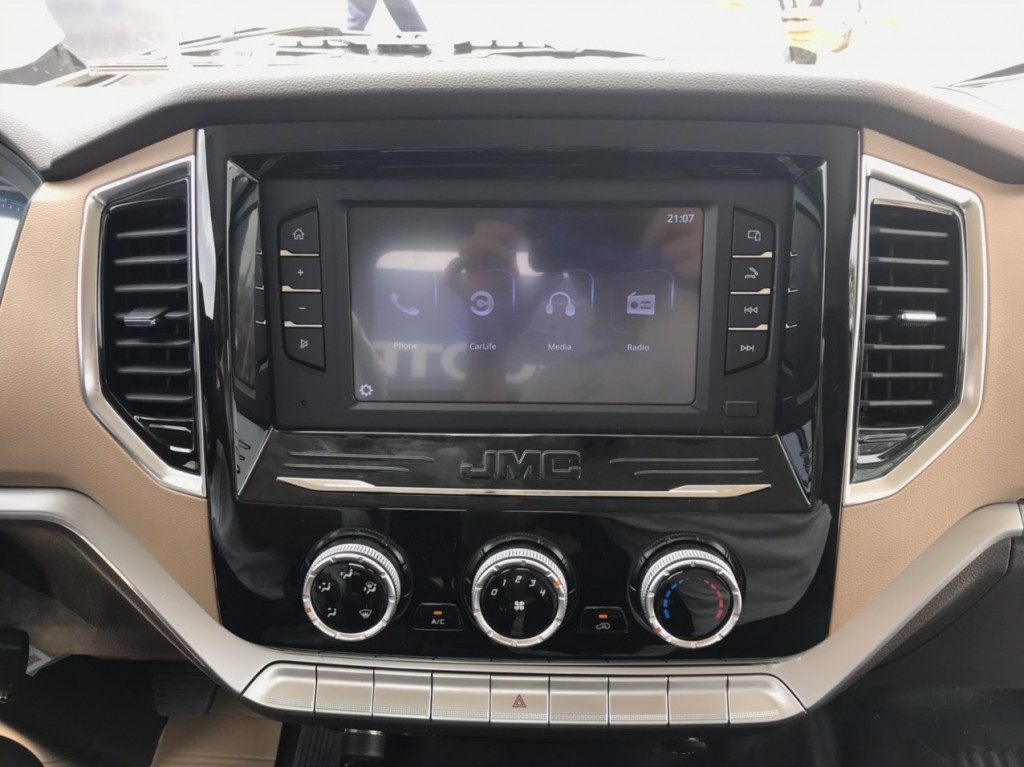 man-hinh-lcd-iz650se