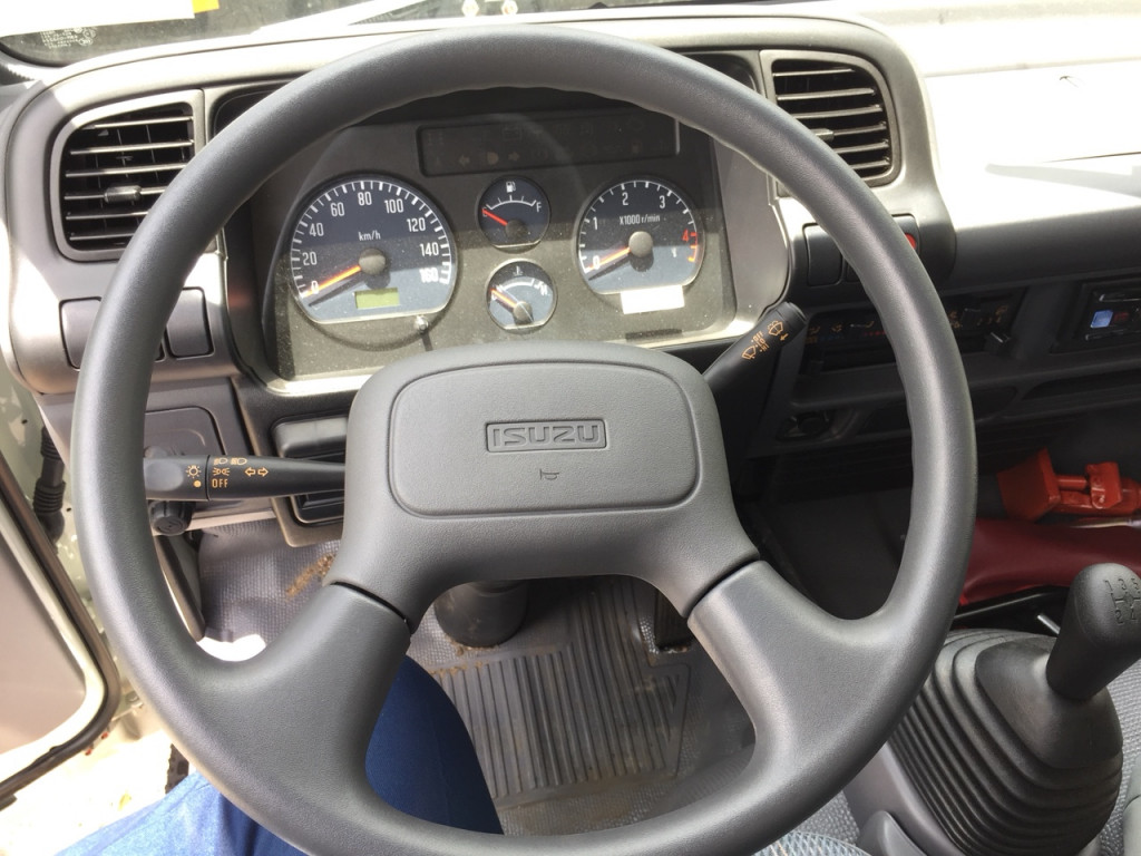 noi-that-isuzu-2t4.jpg