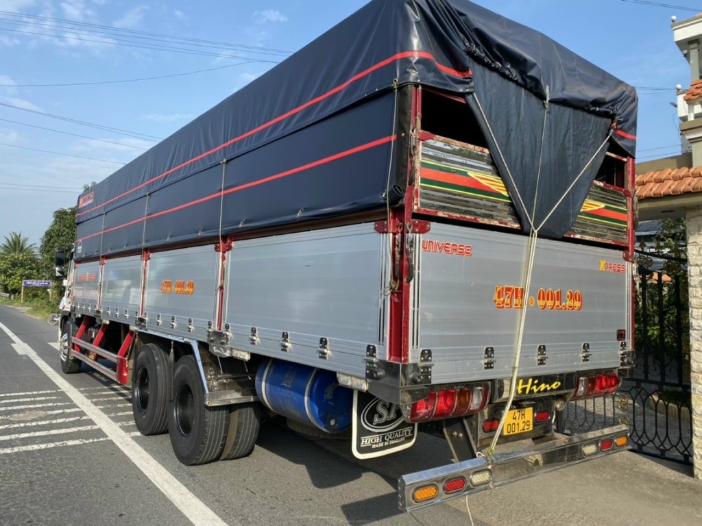 thung-xe-hino-9m2.jpg