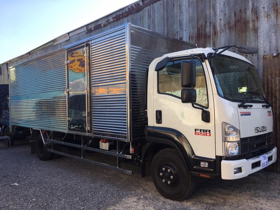xe-tai-isuzu-6.5-tan-thung-kin.jpg