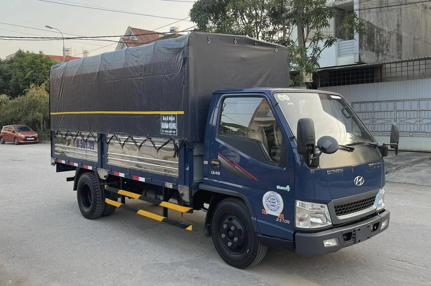xe-tai-2t5-iz49-gia-re.jpg